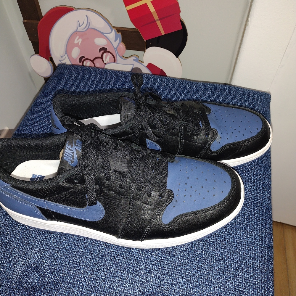 Nike Men’s Low-Top Sneakers in Black and Blue